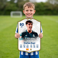 Kid holding the Carlos Espí Real Madrid FC27 football card
